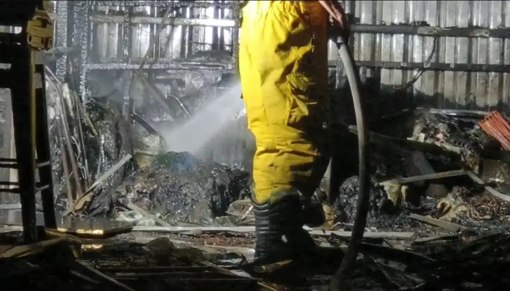 ▲高雄鳥松鐵皮屋深夜大火，辦公室被燒得精光、二手車也燒到剩骨架。（圖／翻攝畫面）