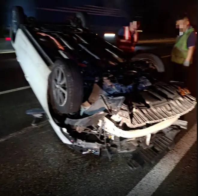 疑變換車道釀禍！國道1號南向小客車連環撞「大翻車」、3人受傷