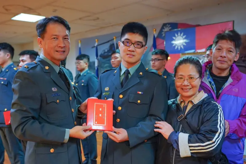 ▲鄭濬嶸為減輕家中經濟負擔，努力打工分擔家計，更憑藉優異成績獲頒台電獎助學金，幫助他完成大學學業。（圖／台電提供）