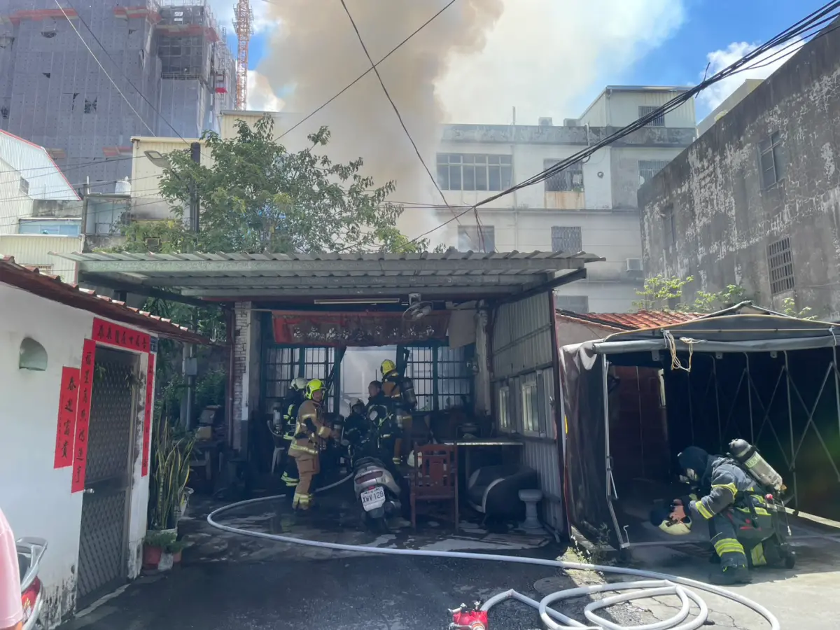 ▲高雄市楠梓區一處平房上午10時許傳出火警，獨居80歲曾姓老翁受困，被救出無生命跡象，送醫搶救。（圖／翻攝畫面）