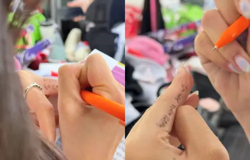 禹洙漢(左)、廉世彬在手上做小抄,結果被翻譯老師抓包。(圖/樂天桃猿提供) ▲禹洙漢(左)、廉世彬在手上做小抄,結果被翻譯老師抓包。(圖/樂天桃猿提供)