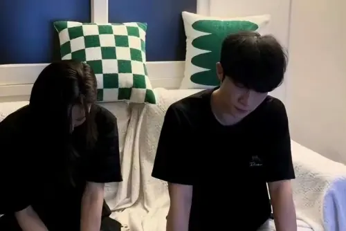 ▲朴竣輝（右）深夜發照與女子比肩，疑似爆婚前風波。（圖／微博）