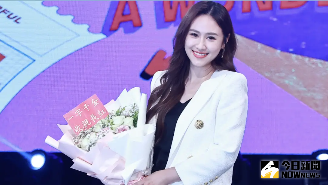 ▲藝人吳姍儒（Sandy；如圖）接棒曾國城主持公視益智節目《一字千金》，今（7）日於首錄記者會上被問及先前曾國城對素人來賓失言一事，吳姍儒坦承在檯面上用詞確實跟私下不一樣，「在台上必須要某種程度的衝突，但是要拿捏得好，其實是很難的，我也還在學習。」（圖／記者葉政勳攝影）