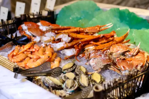 ▲高雄承億酒店的吃到飽廳廳「貳陸日全食」，即日起更改營業方式，早餐與午餐合併為早午餐，平日2人只要999元。另外，晚餐也增加松葉蟹腳、旭蟹廣島烤牡蠣等菜色。（圖／記者葉盛耀攝）