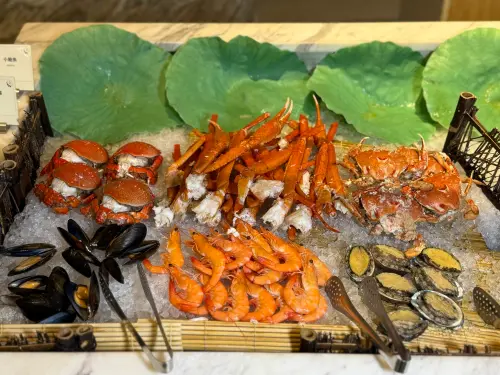 ▲海鮮區有松葉蟹腳、旭蟹、白蝦、九孔鮑等，菜色豐富。（圖／記者葉盛耀攝）