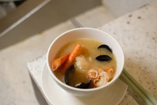 ▲海鮮味噌湯的料可以由自己夾取，豐儉由人。（圖／記者葉盛耀攝）