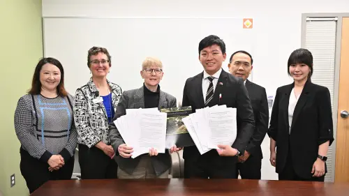 ▲市府訪團見證位於華盛頓州金郡奧本市的綠河學院（Green River College），與高雄市六所學校簽署教育交流意向書。（圖／高市府教育局提供）