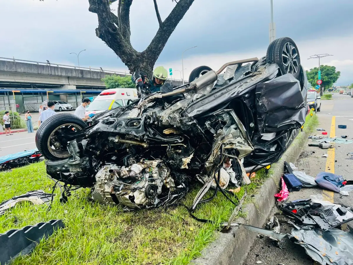▲台北市撫遠街發生一起嚴重車禍 ，自小客車翻覆中央分隔島，釀2死。（圖／翻攝畫面）
