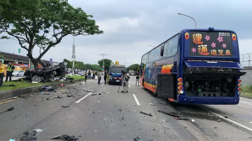 ▲台北市松山區撫遠街車禍，主要是遊覽車與自小客車發生碰撞，現場十分凌亂。（圖／翻攝畫面）