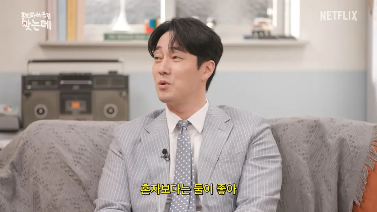 ▲蘇志燮（如圖）上節目宣傳《無赦之仇》，順便放閃愛妻趙銀政，「比起1個人，還是2個人好」。（圖／Netflix Korea 넷플릭스 코리아 YouTube）