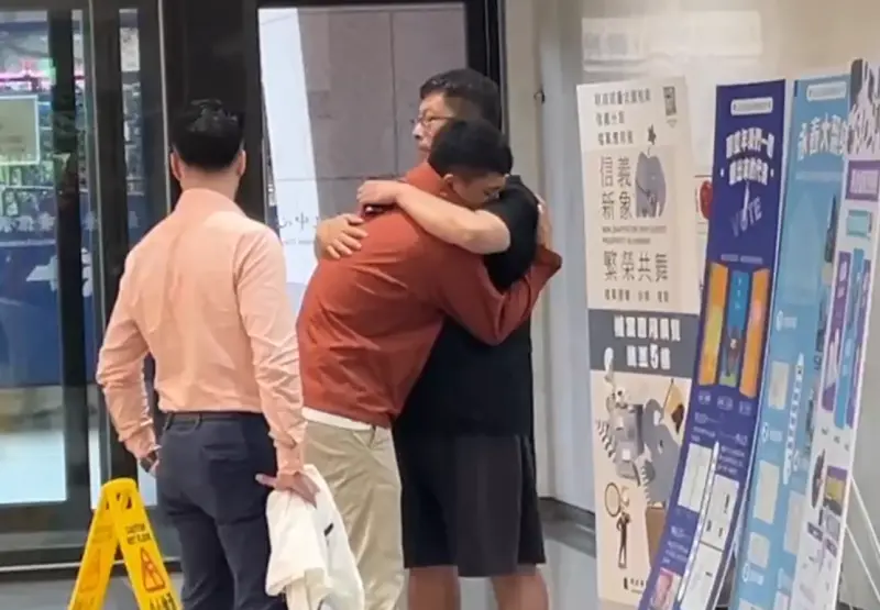 ▲罷免失敗，罷免吳沛憶領銜人李孝亮日前抱著志工痛哭。（圖／翻攝畫面）