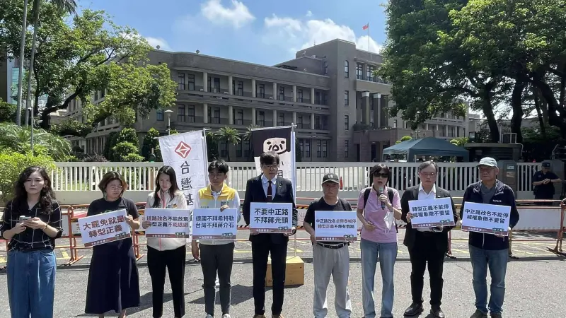 ▲台灣基進等政黨團體在行政院前舉行「中正路改名卓榮泰喊停，轉型正義不應有假期」記者會，怒轟卓榮泰卸責。（圖／台灣基進提供）