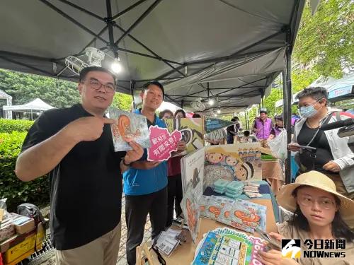 ▲ 環境部長彭啟明出席「減塑生活」親子園遊會，幫忙淨零主題展攤行銷淨零理念。（圖／記者金武鳳攝，2025.6.7)