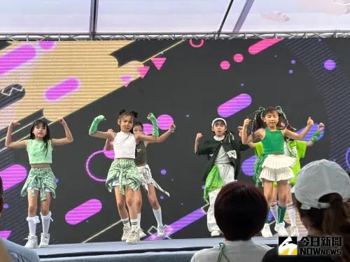 ▲ 減塑生活親子園遊會今天在台中文心森林公園登場，由小朋友勁舞揭開序幕。（圖／記者金武鳳攝，2025.6.7)
