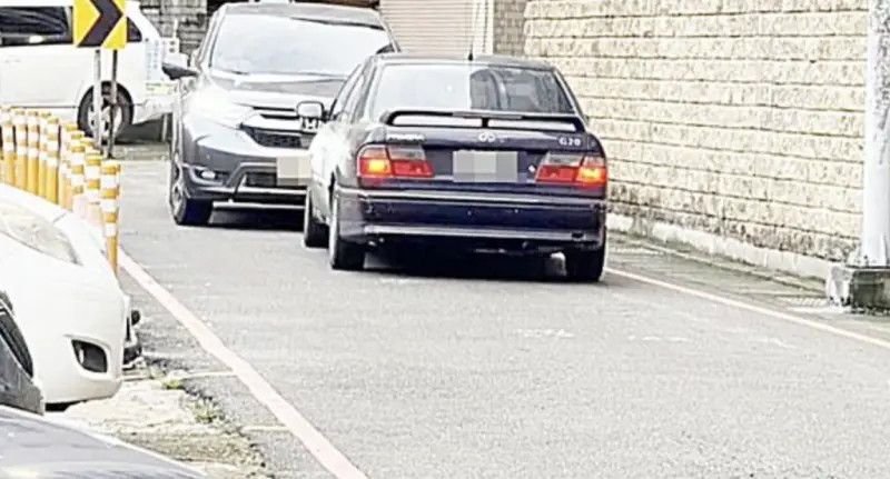 ▲桃園市中壢區長春路261巷日前發生2車僵持至少3小時，互不相讓。（圖／取自臉書《社會事新聞影音》）