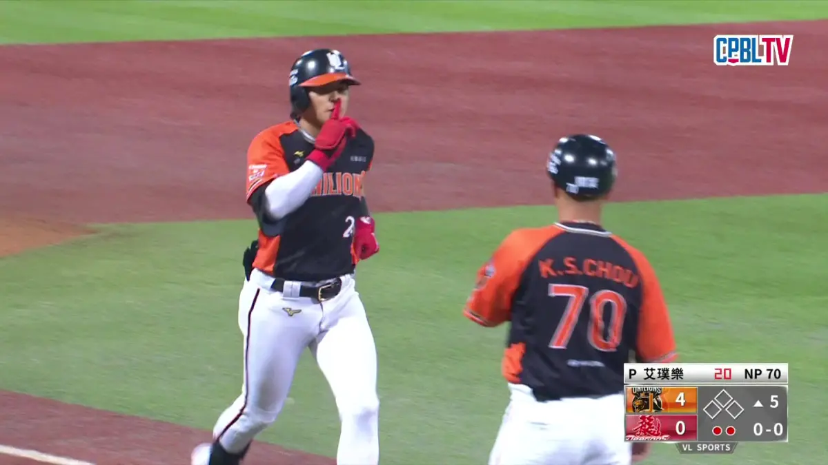 ▲統一獅隊長陳傑憲昨日開轟後，回到本壘比出「1」的手勢，賽後引發話題。（圖／截圖取自CPBLTV）