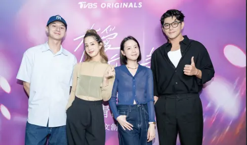 ▲張軒睿(最左)、莫允雯（左二）、程予希（右二）、李程彬（最右）出席《有愛我們床上談》殺青酒，導演許富翔動情道別劇組夥伴。（圖／TVBS提供）