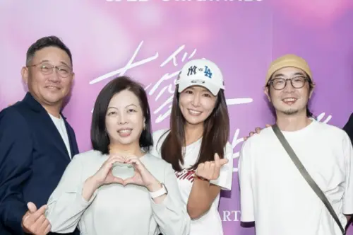 ▲藝人林心如(右二)擔任製作人新劇《有愛我們床上談》正式殺青,殺青酒當晚她現身力挺劇組,並向電視台喊話希望播出版本「一刀不剪」,真實呈現男女情感拉扯。(圖/TVBS提供) ▲藝人林心如(右二)擔任製作人新劇《有愛我們床上談》正式殺青,殺青酒當晚她現身力挺劇組,並向電視台喊話希望播出版本「一刀不剪」,真實呈現男女情感拉扯。(圖/TVBS提供)