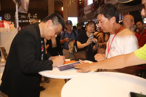 ▲杜微今年3月離開40年的台鐵後，僅用18天就寫出記錄自身經驗的《台鐵之戀：改革成長的笑與淚》，今（7）日選在台北車站舉辦簽書會。（圖／記者鍾泓良攝影）