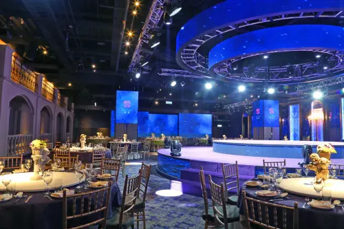 ▲新北頤璽則為全台唯一的演唱會式宴會廳，擁有升降式圓形舞台，包場低消10萬元。（圖／雲品國際提供）