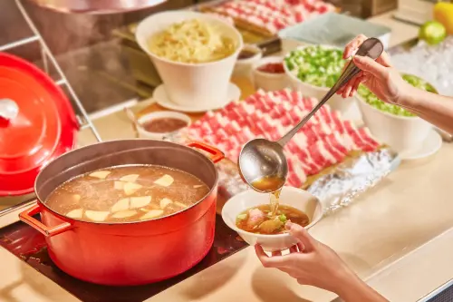 ▲台北凱撒Checkers自助餐廳主打多國料理與甜點佳餚，其中以現燙牛肉湯最受歡迎，因應畢業季，平日午晚餐推出餐券買10送5優惠，20人同行每位只要720元。（圖 / 台北凱撒大飯店提供）