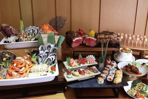 ▲饗樂全日餐廳推出平日午、晚餐時段凡出示在學學生證，消費日前５天（不含假日）預付訂金享1,500元贈450元；3,000元贈900元。（圖／日月千禧酒店提供）