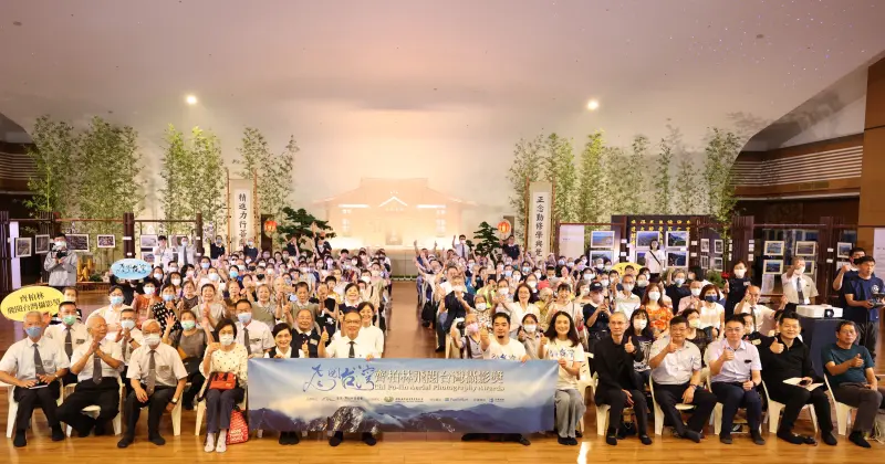 ▲第二屆《齊柏林飛閱台灣攝影獎》徵件起跑,現場全體大合照。(圖/看見．齊柏林基金會提供)