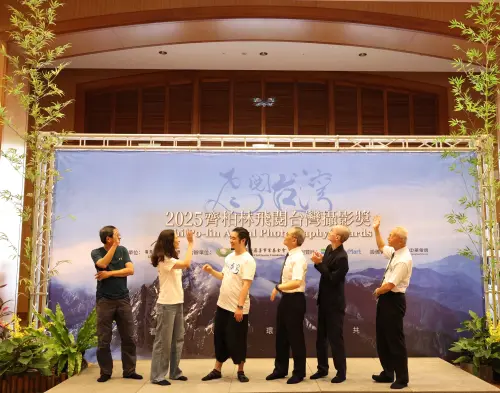 ▲啟動儀式別開生面，現場出現空拍機飛閱。(圖/看見．齊柏林基金會提供）