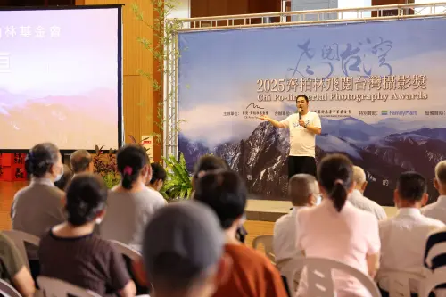 ▲看見．齊柏林基金會董事齊廷洹說明第二屆攝影獎用用影像共續土地記憶。(圖/看見．齊柏林基金會提供)