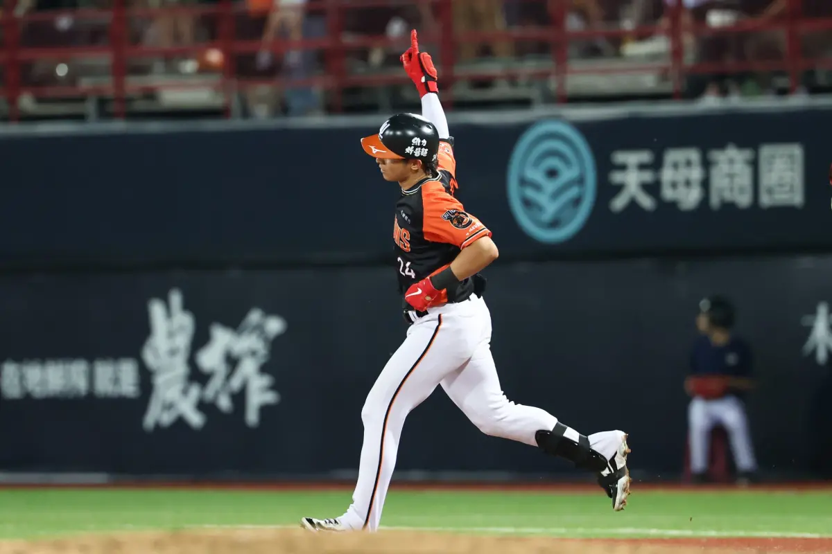▲味全龍與統一獅昨日加起來敲出6支全壘打，加上近期聯盟開轟率提升，也讓比賽用球變彈成為新話題。（圖／統一獅提供）