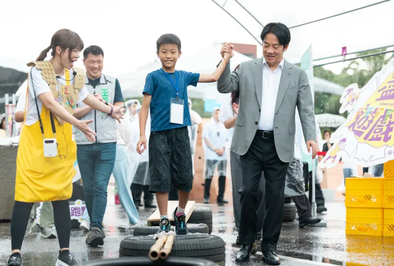 凱道成大型遊樂場！大雨中與孩童玩耍　賴清德笑喊：不濕不歸