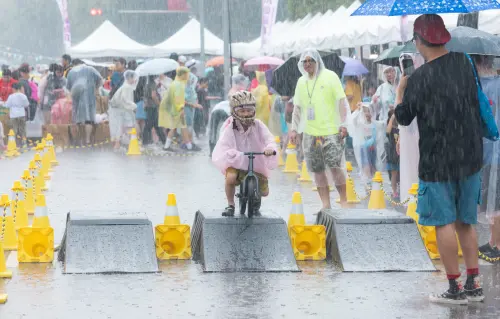 ▲「台灣還我特色公園行動聯盟」下午在凱達格蘭大道前舉辦台灣首屆「盡情遊戲日」，賴清德與小朋友一起遊玩。（圖／總統府提供）