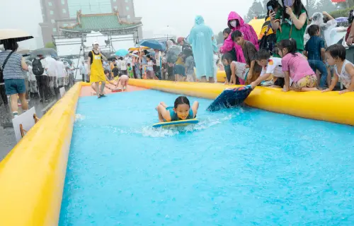 ▲「台灣還我特色公園行動聯盟」下午在凱達格蘭大道前舉辦台灣首屆「盡情遊戲日」。（圖／總統府提供）