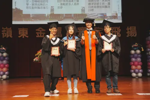 ▲勤學獎頒獎，流設系碩士生黃加鑫(左二)克服視覺障礙，努力向學精神深獲肯定。（圖／嶺東科大提供）