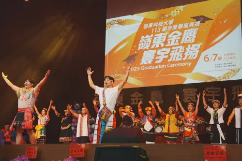 ▲嶺東科大畢業典禮由原住民舞蹈社學生精彩表演揭開序幕。（圖／嶺東科大手提供）
