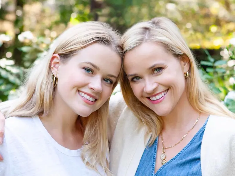 ▲49歲影后瑞絲薇絲朋（右）和25歲的女兒艾娃菲利普（左）長相神似，艾娃的臉蛋有如媽媽「複製貼上」，外界讚嘆瑞絲基因超強，和女兒像雙胞胎。歐美娛樂界除了她們外，也有其他超神似的星親子組合。（圖／超自IG)