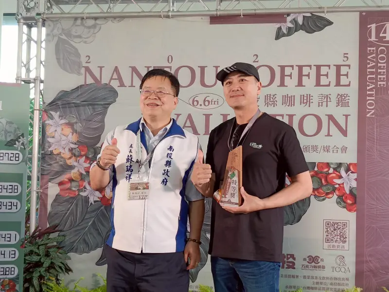 ▲南投咖啡評鑑出爐，向陽台灣咖啡大贏家包辦三大特等獎，農業處長蘇瑞祥豎大拇指稱讚。（圖／主辦單位提供)