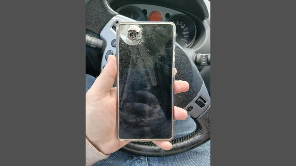 ▲一名烏克蘭士兵分享個人親身遭遇，聲稱三星的Galaxy S25 Ultra替他擋下砲彈碎片，從而幸運倖免於難，還附上手機彈孔照。（圖／翻攝自X）