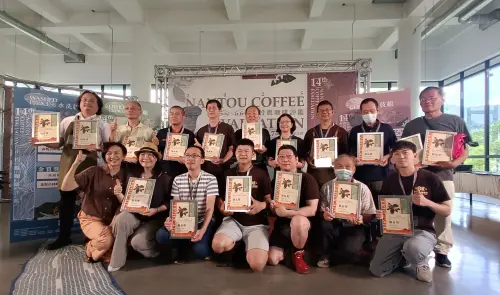 南投咖啡評鑑出爐 向陽台灣咖啡大贏家包辦三大特等獎 ▲南投咖啡評鑑出爐,圖為獲得特等獎、頭等獎及金質獎得獎者合影。(圖/主辦單位提供)