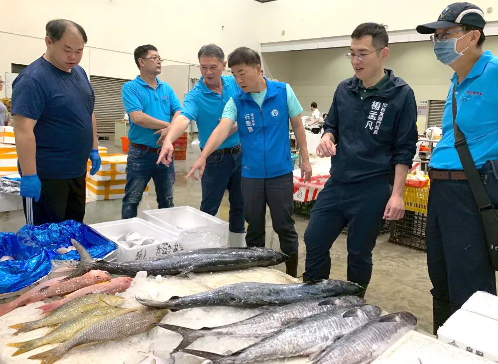 ▲高雄市政府海洋局局長石慶豐(右3)到岡山魚市場巡視，籲消費者多選用高雄海味。(圖／高雄市政府海洋局提供)