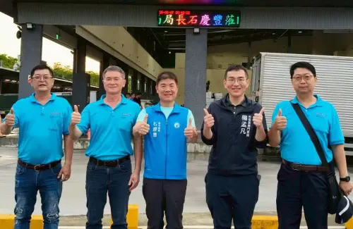 ▲高雄市政府海洋局局長石慶豐(中)到岡山魚市場巡視。(圖/高雄市政府海洋局提供) ▲高雄市政府海洋局局長石慶豐(中)到岡山魚市場巡視。(圖/高雄市政府海洋局提供)