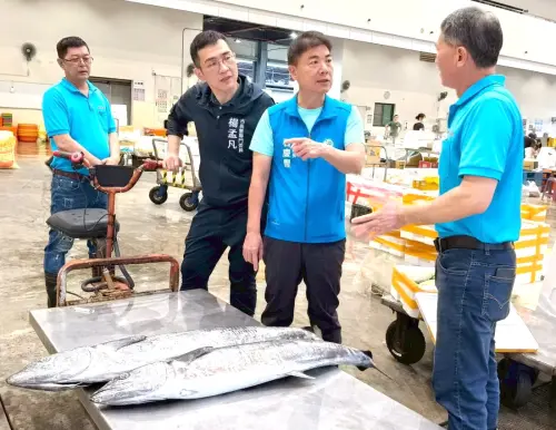 ▲高雄市政府海洋局局長石慶豐(右2)到岡山魚市場巡視,向岡山魚市場承銷商(右)瞭解魚貨拍賣流程及行銷情形。(圖/高雄市政府海洋局提供) ▲高雄市政府海洋局局長石慶豐(右2)到岡山魚市場巡視,向岡山魚市場承銷商(右)瞭解魚貨拍賣流程及行銷情形。(圖/高雄市政府海洋局提供)