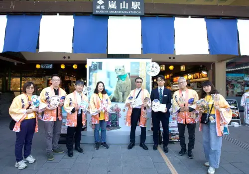 ▲高雄捷運公司蜜柑站長快閃日本京都嵐電嵐山站嵐山廣場首賣活動，並舉辦開幕儀式。(圖／高雄捷運公司提供)