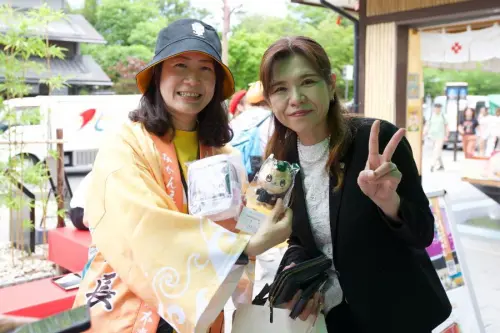 ▲高雄捷運公司蜜柑站長快閃日本京都嵐電嵐山站嵐山廣場首賣活動，並舉辦開幕儀式。(圖／高雄捷運公司提供)