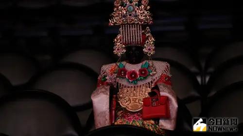 ▲彭佳慧演唱會現場出現媽祖神像,手上還拎著愛馬仕包包。(圖/NOWnews攝影中心) ▲彭佳慧演唱會現場出現媽祖神像,手上還拎著愛馬仕包包。(圖/NOWnews攝影中心)