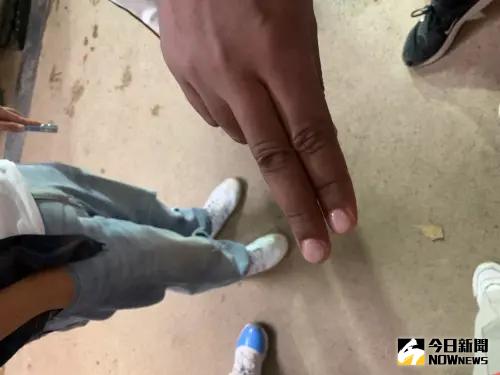 ▲統一獅洋投飛力獅接受「指甲光療」，賽後特別感謝吳國豪夫婦。（圖／記者陳柏翰攝）