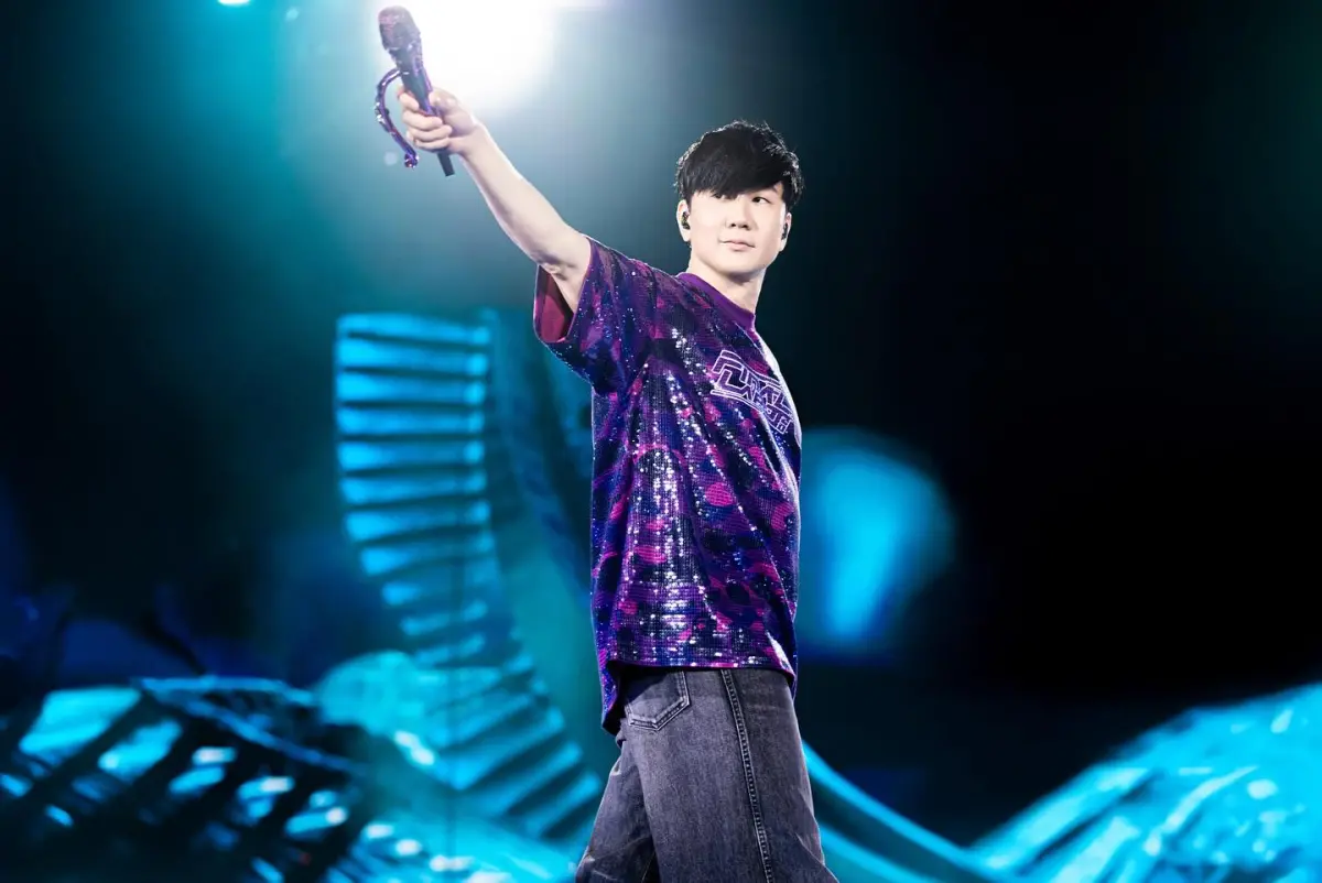 ▲歌王林俊傑今（8）日晚間將在大巨蛋唱台北站最後一場演唱會，對此不少歌迷在網路上集氣，希望歌王能演唱〈裹著心的光〉，更直呼是粉絲才懂的神曲。（圖／翻攝自林俊傑臉書）