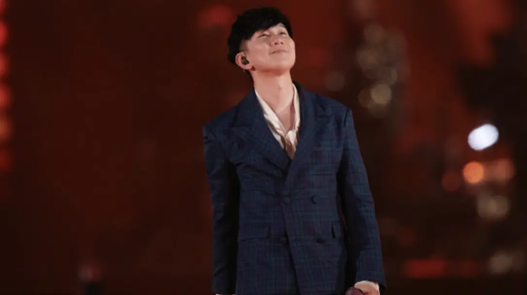 ▲歌王林俊傑昨（7）日首登大巨蛋開唱，沒想到掀起熱議，歌迷指出林俊傑在台上邊唱歌邊喊底下觀眾燈牌上的地名，難以感受歌聲，對此有粉絲揭開內幕力挺。（圖／JFJ PRODUCTIONS提供）