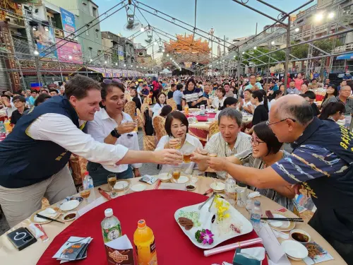 縣長周春米盛情邀請外賓參加黑鮪魚季美食宴,體驗台灣的辦桌文化 ▲縣長周春米盛情邀請外賓參加黑鮪魚季美食宴,體驗台灣的辦桌文化。(圖/屏東縣府提供)