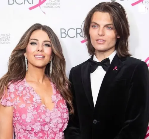 ▲達米恩赫利（右）外表盡得媽媽伊莉莎白赫莉（左）的遺傳長得超像之外，彼此的關係也異常親密。（圖／摘自IG）